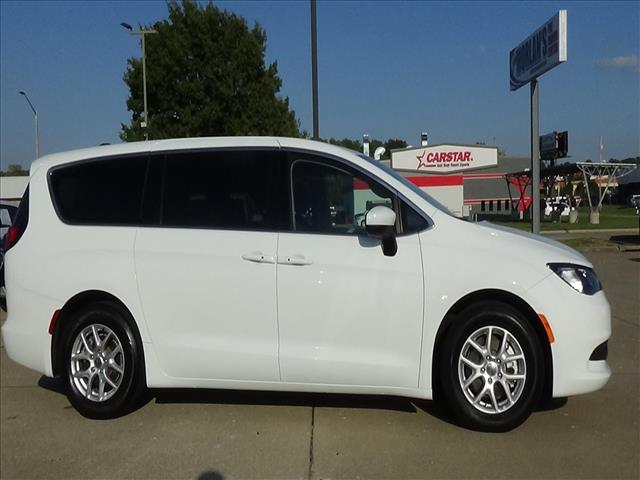 2023 Chrysler Voyager LX:C7138