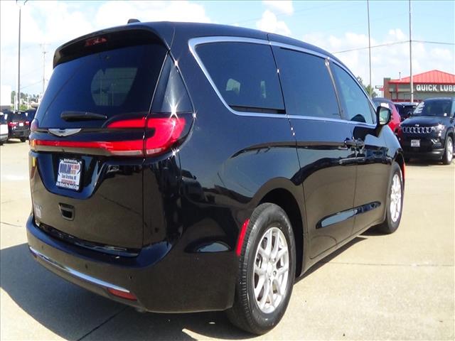 2025 Chrysler Pacifica Select:C6947