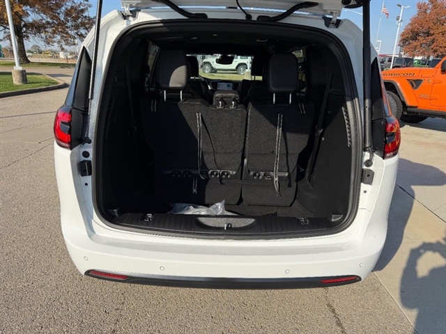 2026 Chrysler Pacifica Select:26-020