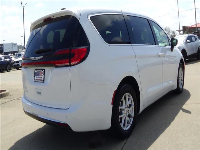 2025 Chrysler Pacifica Select:C6858
