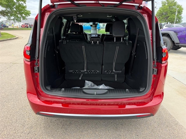 2027 Chrysler Pacifica Select:27-001