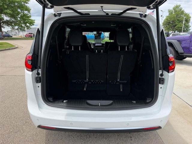 2027 Chrysler Pacifica Select:27-002