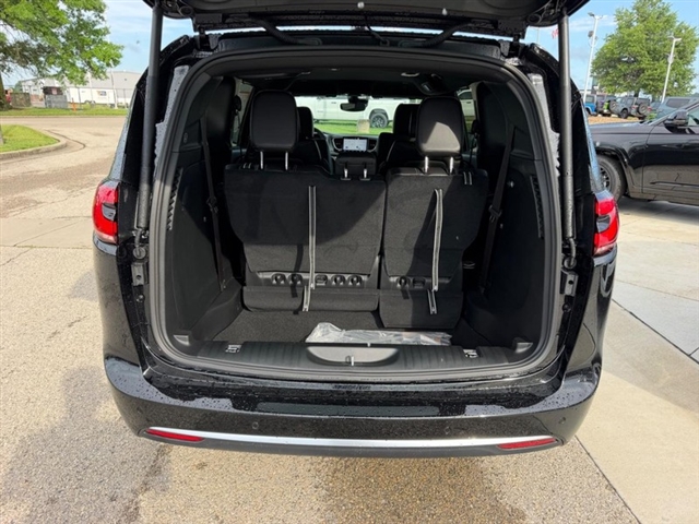 2027 Chrysler Pacifica Select:27-004