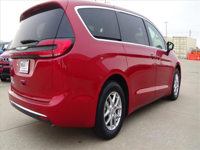 2025 Chrysler Pacifica Select:C6856