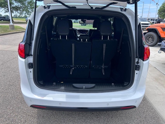 2025 Chrysler Voyager LX