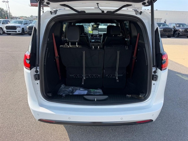 2027 Chrysler Pacifica Select:27-006