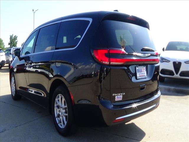 2025 Chrysler Pacifica Select:C6947