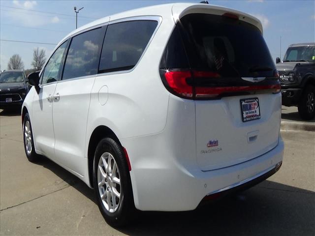 2025 Chrysler Pacifica Select:C6858