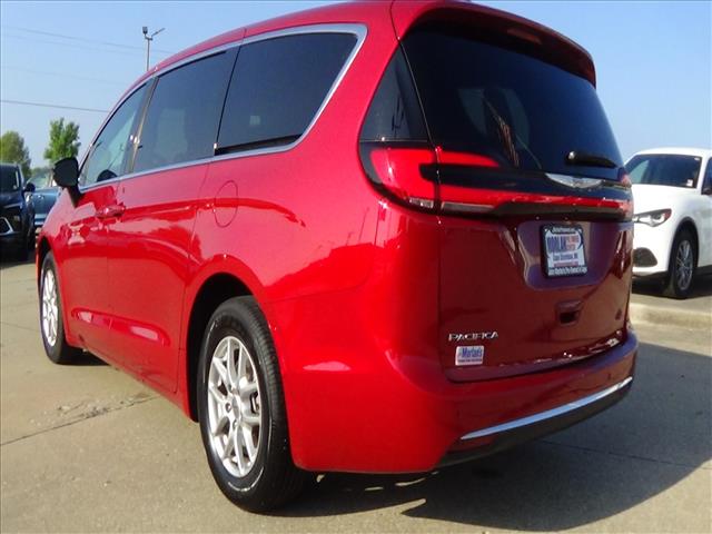 2025 Chrysler Pacifica Select:C6890