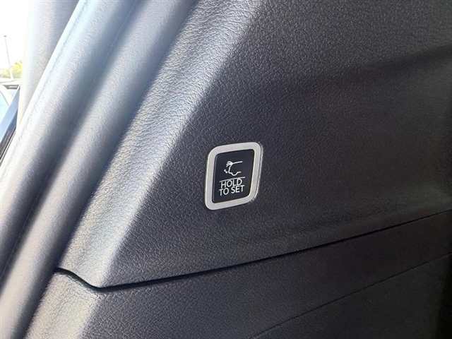 2027 Chrysler Pacifica Select:27-006