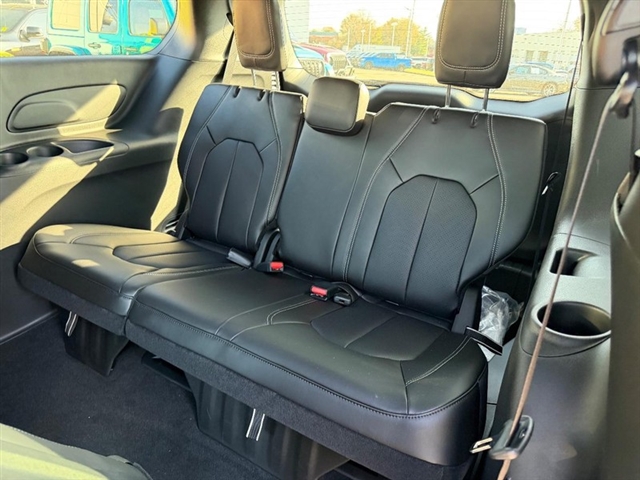 2026 Chrysler Pacifica Select:26-020