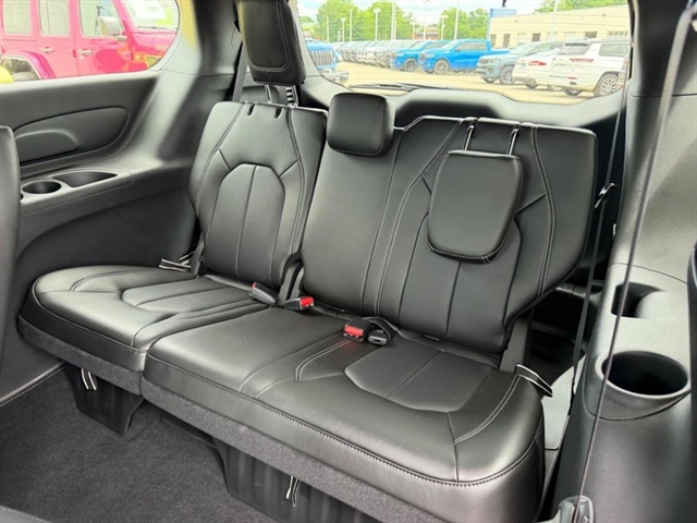2027 Chrysler Pacifica Select:27-001