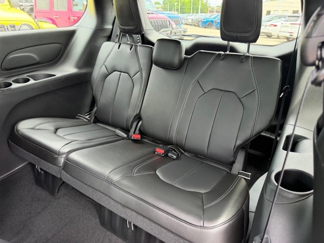 2027 Chrysler Pacifica Select:27-002