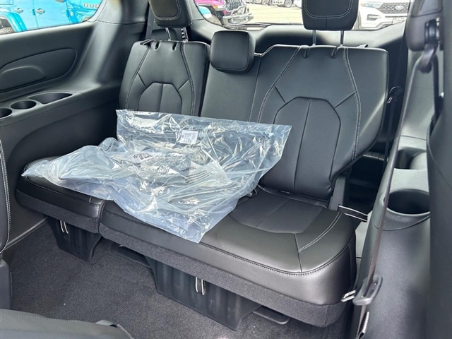 2025 Chrysler Voyager LX