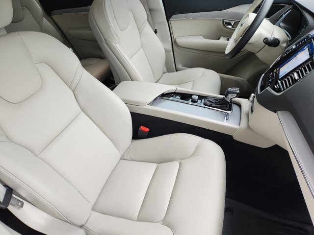 2022 Volvo XC90 T5 Momentum