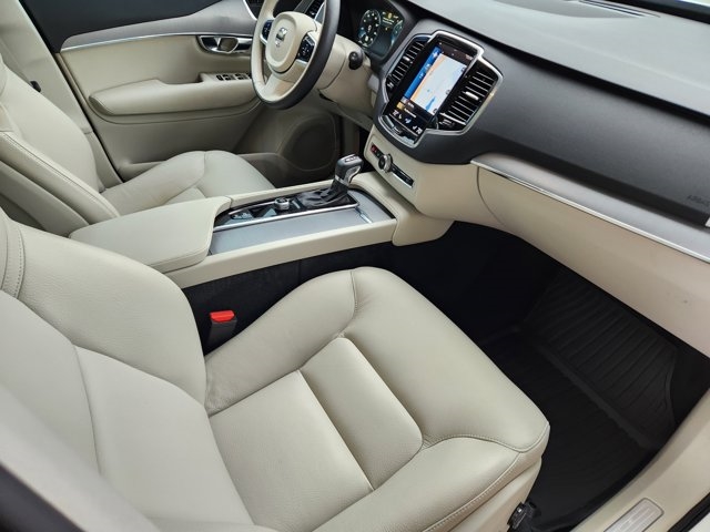 2022 Volvo XC90 T5 Momentum