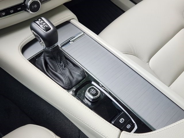 2022 Volvo XC90 T5 Momentum