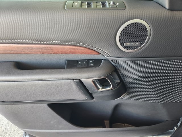 2024 Land Rover Discovery P300 Dynamic SE