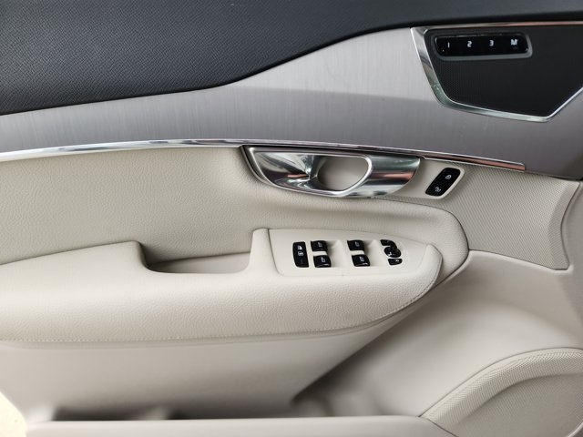 2022 Volvo XC90 T5 Momentum