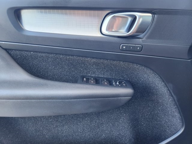 2019 Volvo XC40 T5 Momentum