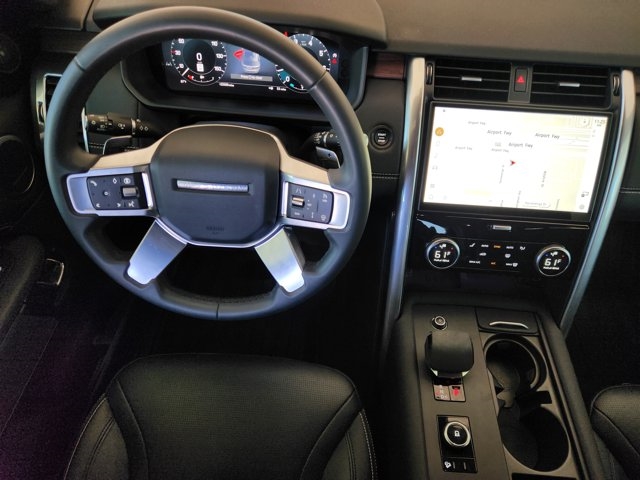2024 Land Rover Discovery P300 Dynamic SE