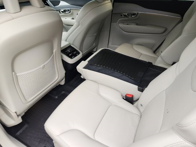 2022 Volvo XC90 T5 Momentum
