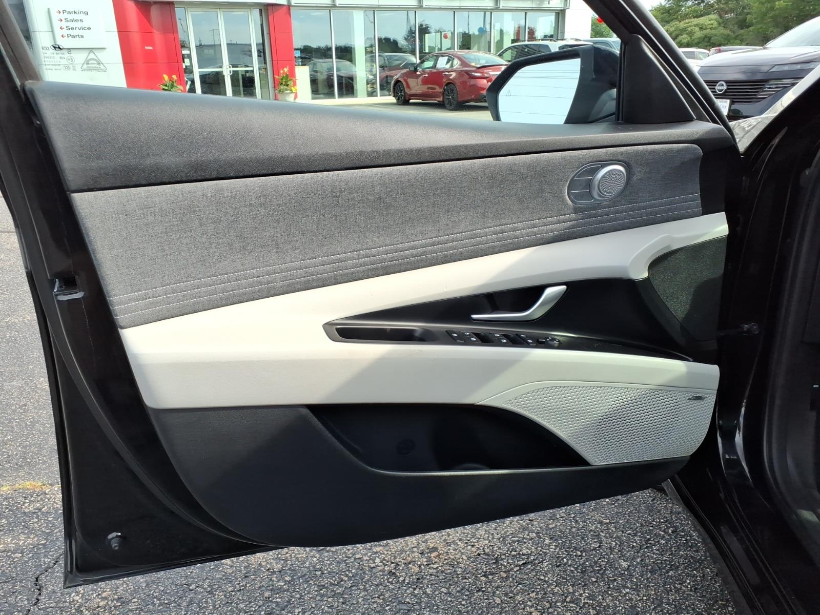 HyundaiELANTRA Hybrid19