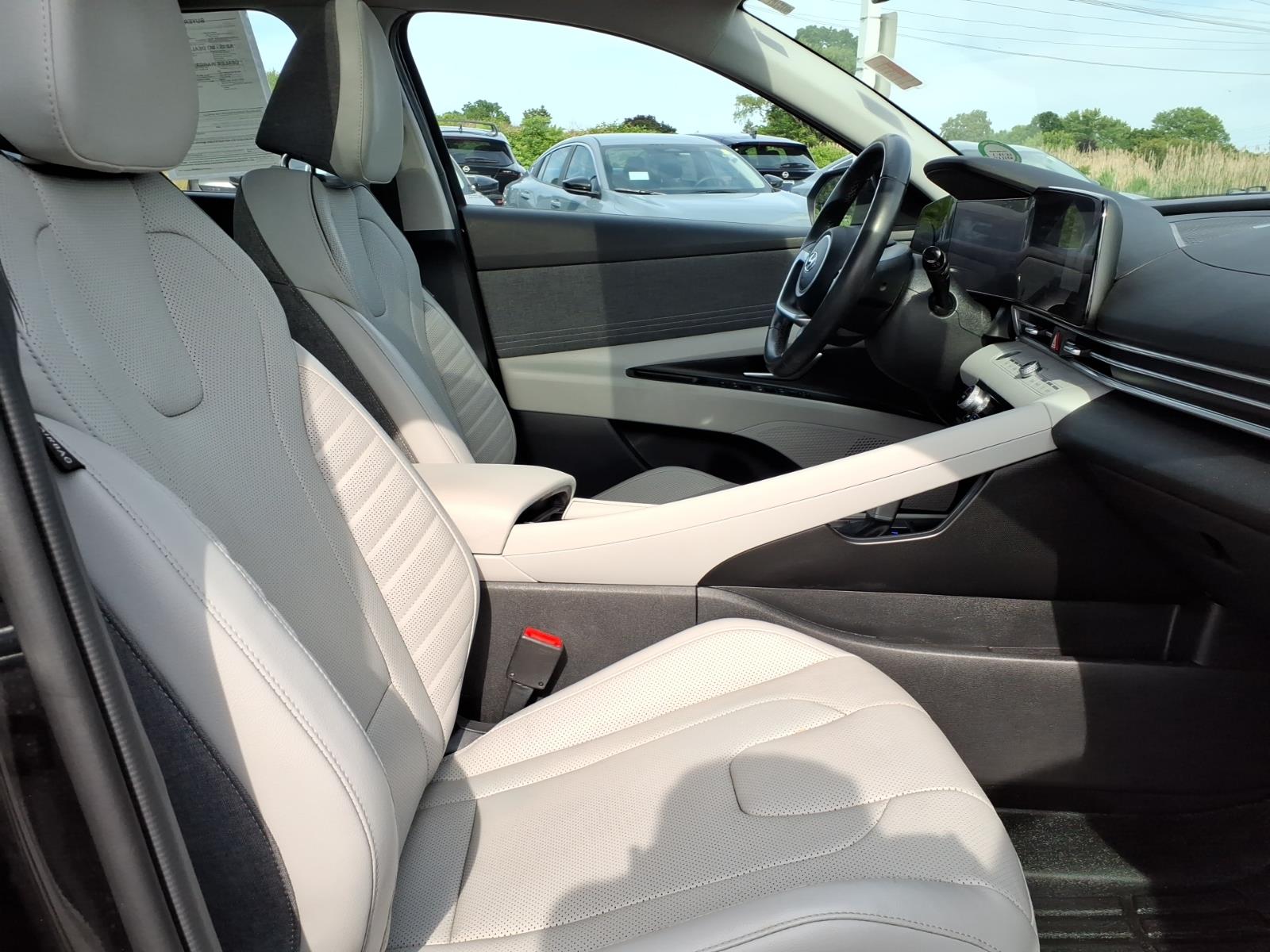HyundaiELANTRA Hybrid22
