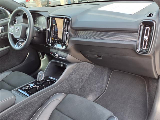 2022 Volvo XC40 T4 R-Design