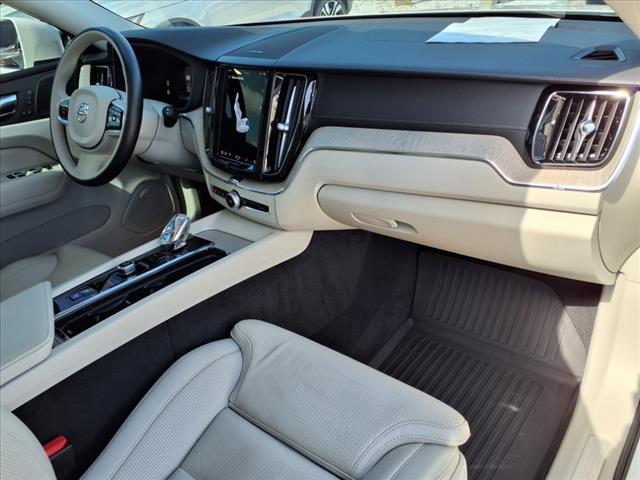 2023 Volvo XC60 B5 Ultimate Bright Theme