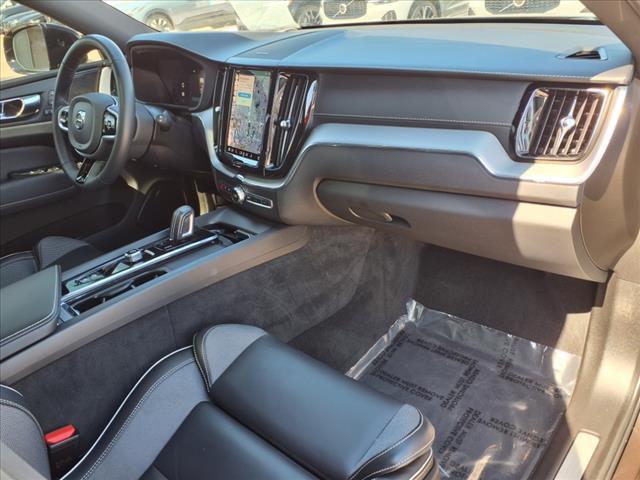 2022 Volvo XC60 B5 R-Design