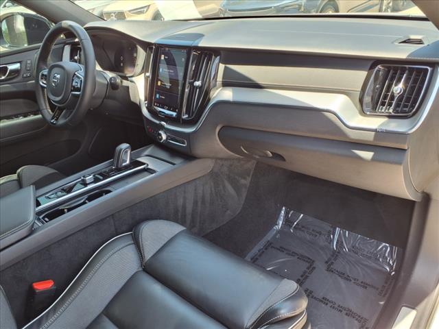 2022 Volvo XC60 B5 R-Design