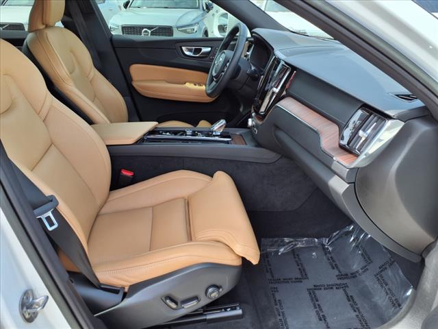2023 Volvo XC60 B5 Ultimate Bright Theme