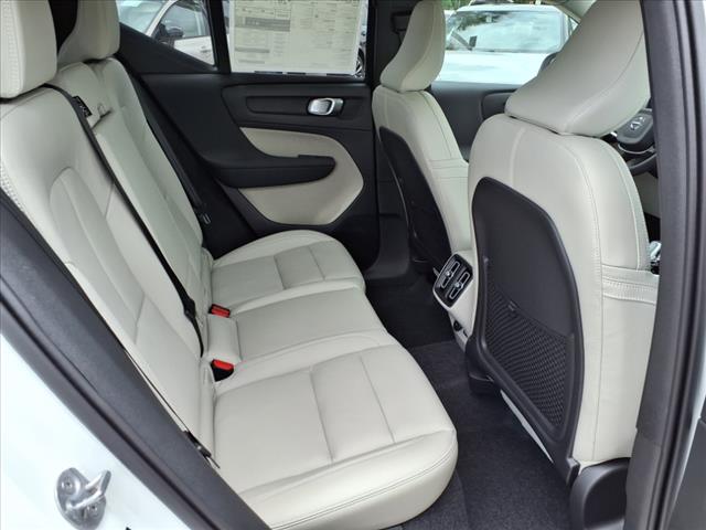 2025 Volvo XC40 B5 Plus Dark Theme