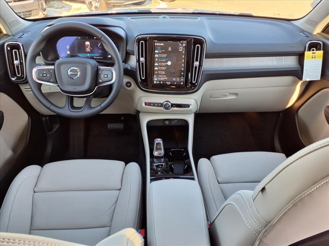 2025 Volvo XC40 B5 Plus Bright Theme