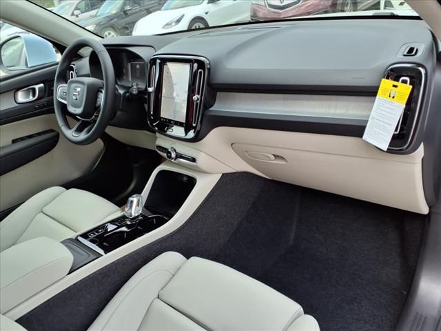 2025 Volvo XC40 B5 Plus Bright Theme