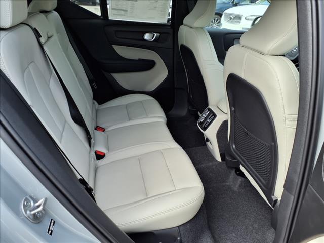 2025 Volvo XC40 B5 Plus Bright Theme