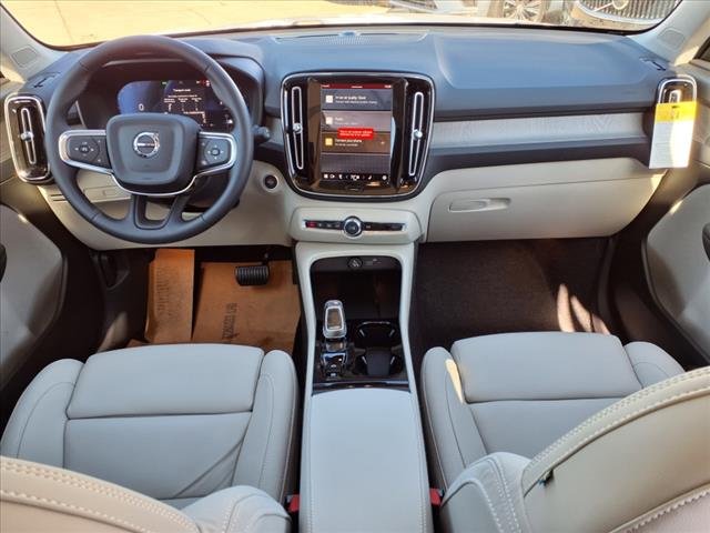 2025 Volvo XC40 B5 Plus Bright Theme