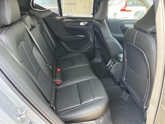 2025 Volvo XC40 B5 Ultra Bright Theme