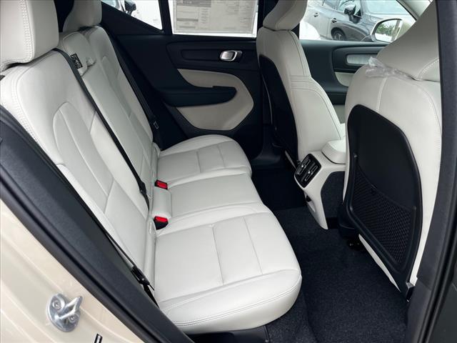 2025 Volvo XC40 B5 Ultra Bright Theme