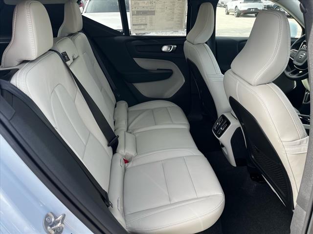 2025 Volvo XC40 B5 Ultra Bright Theme