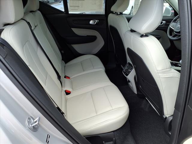2025 Volvo XC40 B5 Ultra Bright Theme