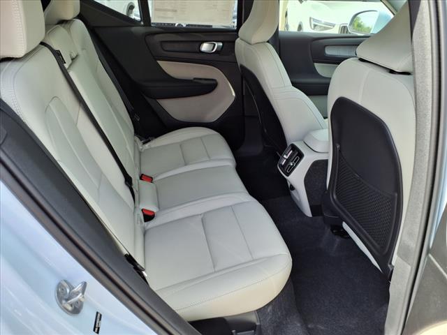 2025 Volvo XC40 B5 Ultra Bright Theme