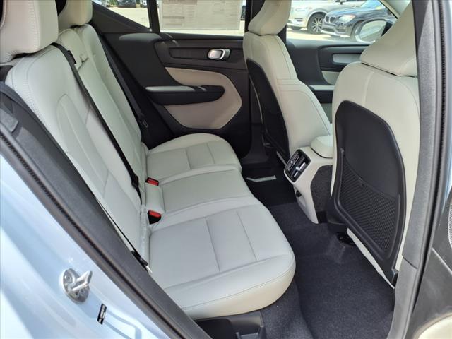 2025 Volvo XC40 B5 Ultra Dark Theme