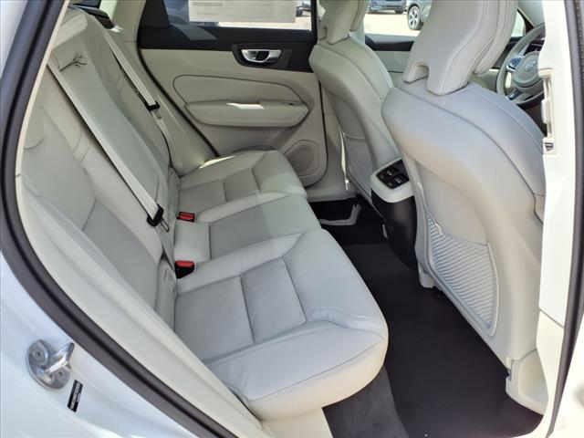 2026 Volvo XC60 B5 Ultra Dark Theme