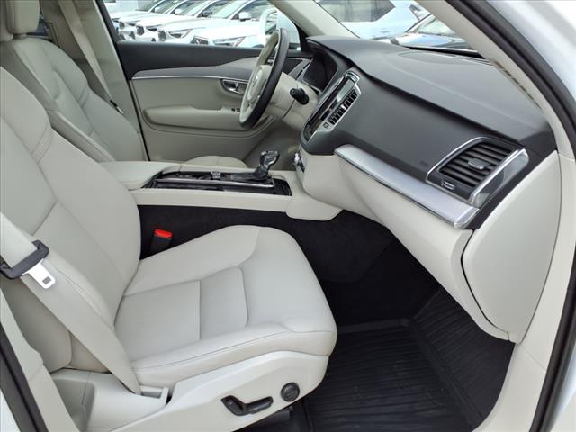2022 Volvo XC90 T5 Momentum