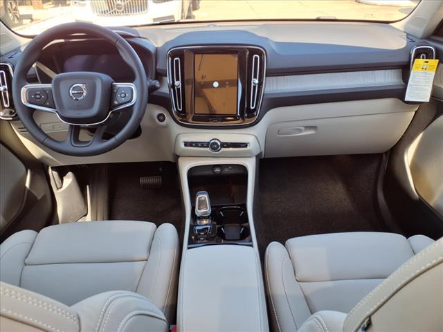 2026 Volvo XC40 B4 Plus Bright Theme