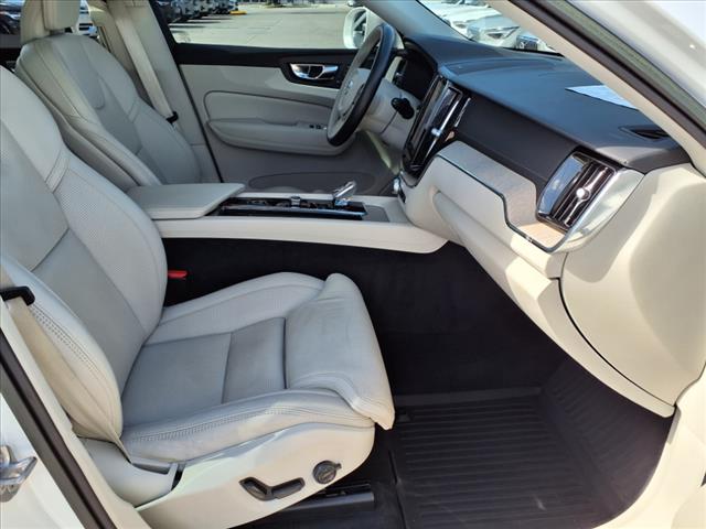 2023 Volvo XC60 B5 Ultimate Bright Theme