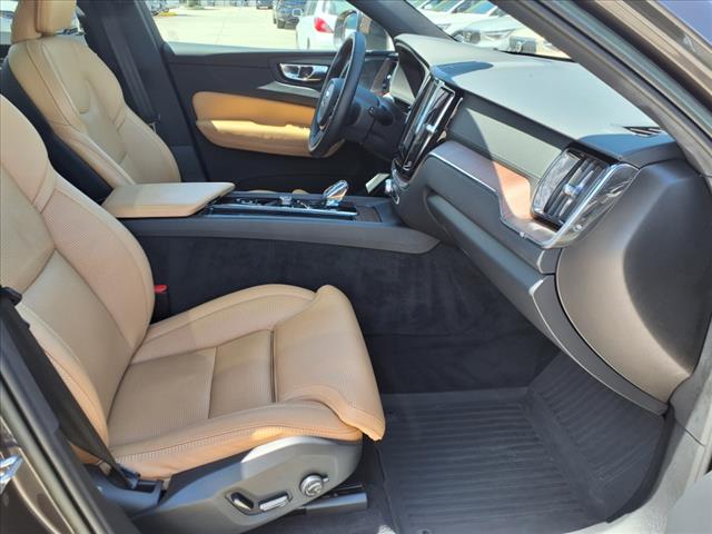 2023 Volvo XC60 B5 Ultimate Bright Theme