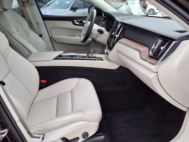 2022 Volvo XC60 B5 Momentum